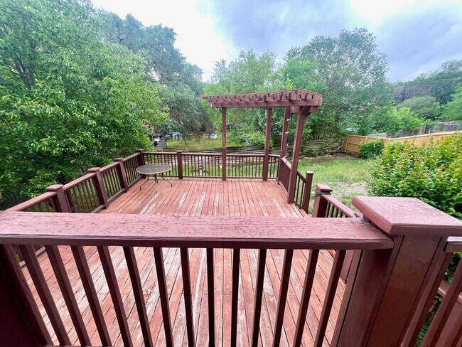 Building Photo - Spacious 3 Bedroom/2.5 Bath home with Large Game Room and Fabulous Deck ~ Move in Ready!