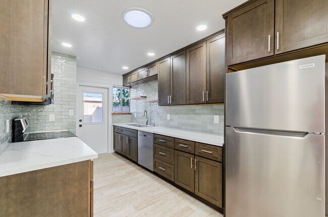 Building Photo - NEWLY REMODELED HOME NEAR TMC MAIN CAMPUS!