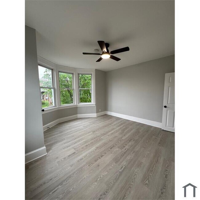 Building Photo - 3 Bedroom Rehabbed home