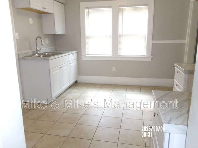 Building Photo - 1126 S 56th St
