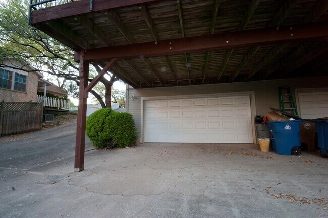 Building Photo - 1922 Holly Hill Dr