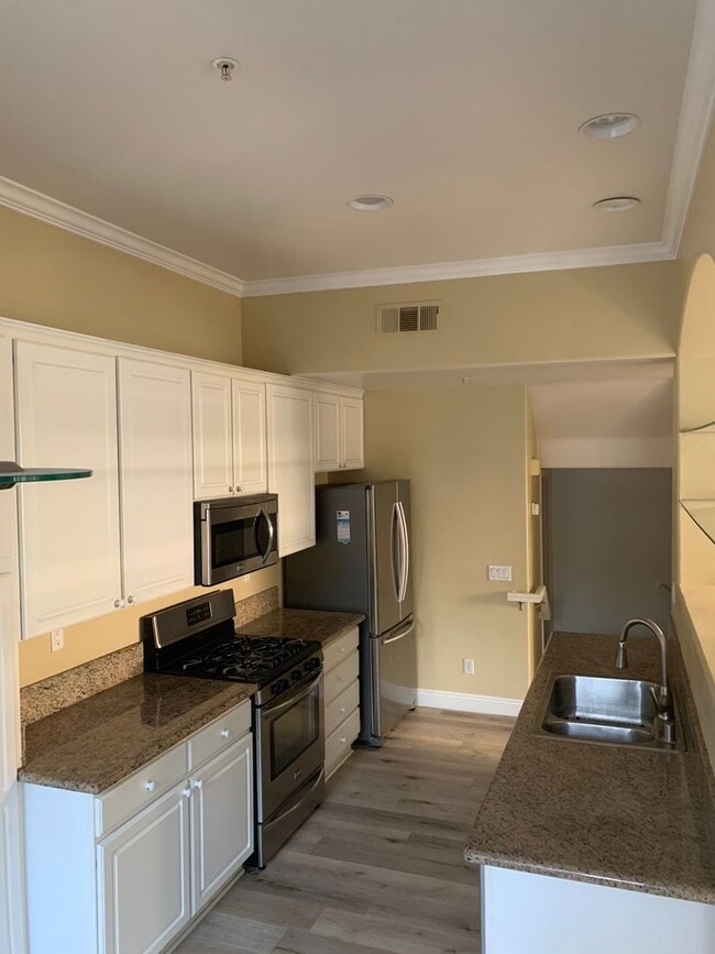 Building Photo - Remodeled Tustin Townhome 2B/3B