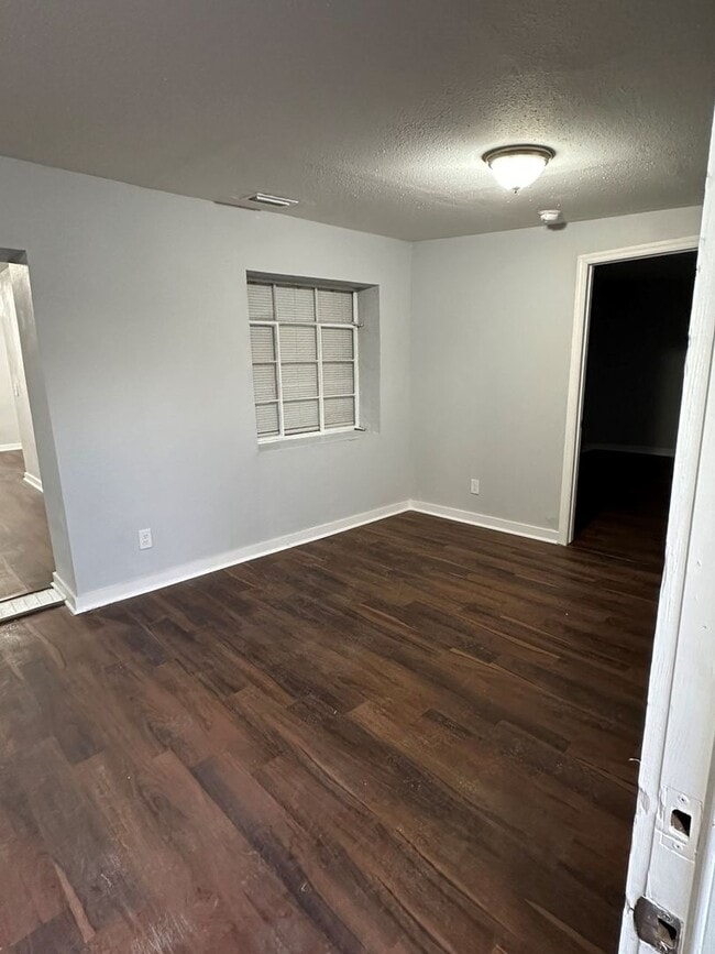 Building Photo - All Brick 4 bedroom 2 bath Northside Rental!