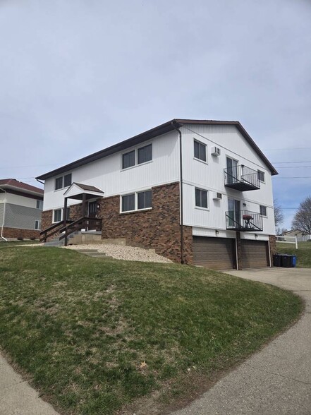 Exterior - 305 Knightsbridge Rd