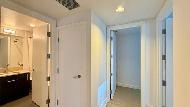 Building Photo - 2BR 2BA @ The BLU in SOMA/South Beach -AMSI