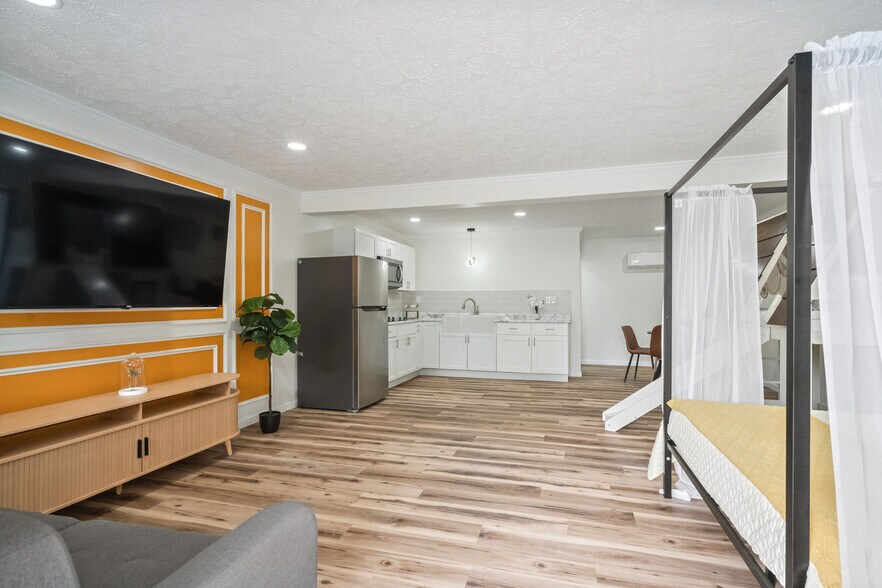 Studio #4 Presidential - 1222 E Vaile Ave