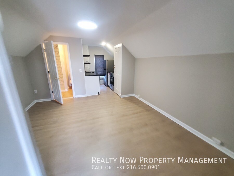 Building Photo - 1333 W 61st St