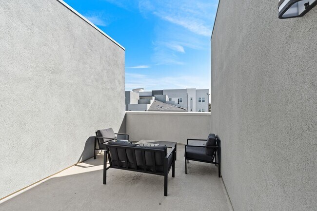 Building Photo - 1118 W Bushell St