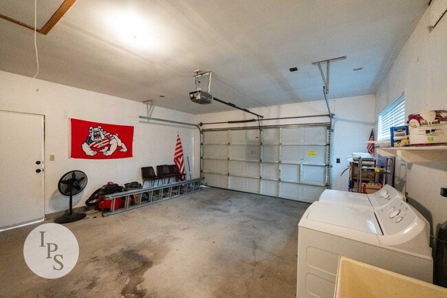 Building Photo - Fresno Eastside Home, 3BR/2BA, Modern Upgr...