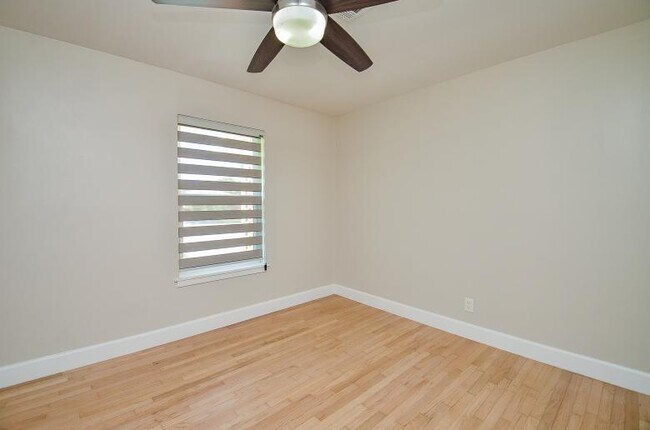 Building Photo - 8330 Waterbury Dr