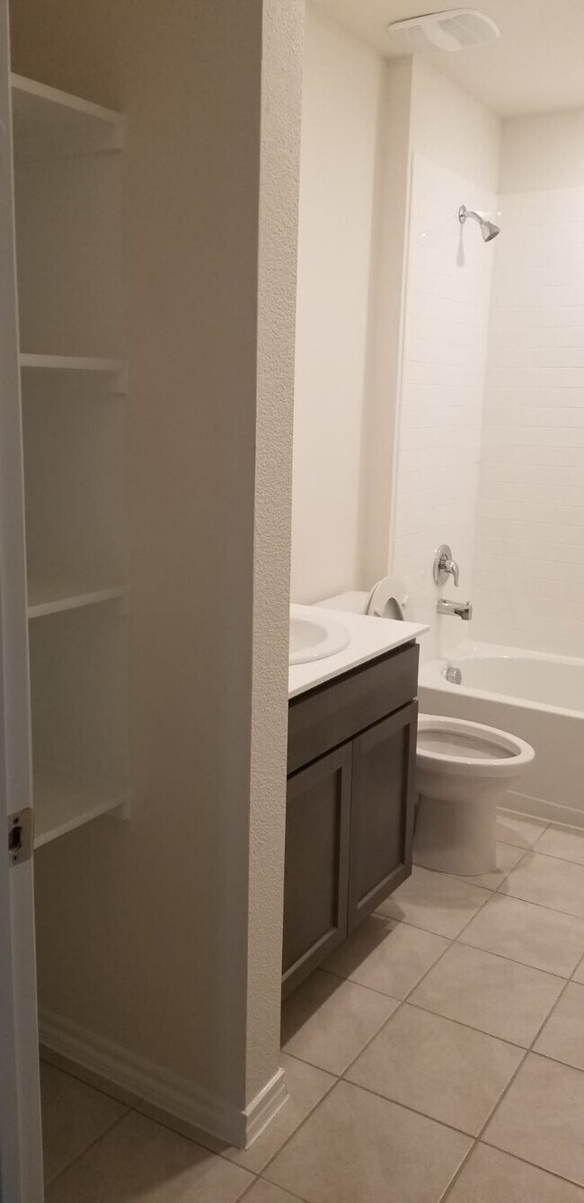 Building Photo - Barzona