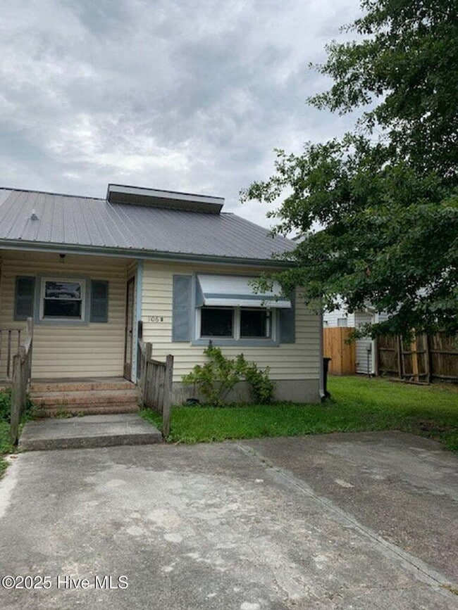 Primary Photo - Adorable 2 Bedroom Duplex-106-B Pete Jones...