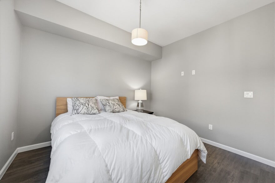 Building Photo - 817 Estancia Ter