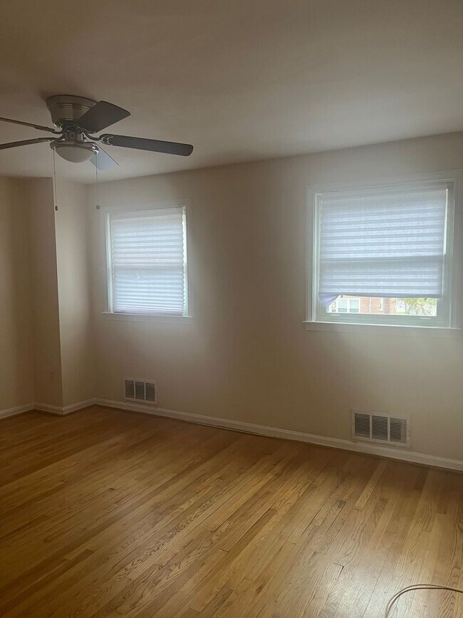 Building Photo - 3bed 1.5 Bathroom Townhome located 4353 Robertson Ave