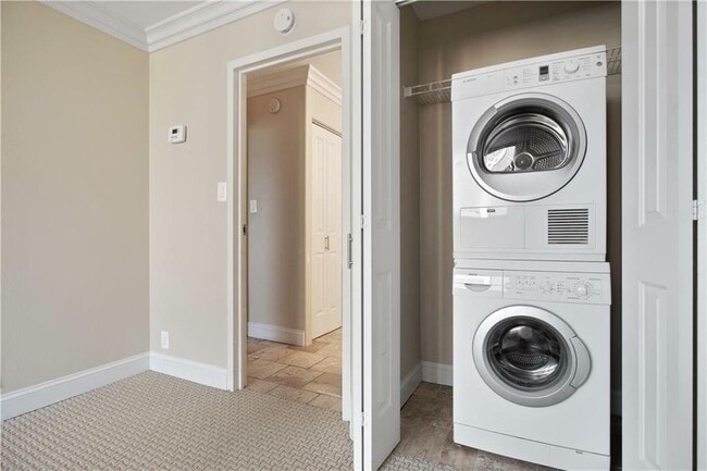 Building Photo - 700 E 8th St