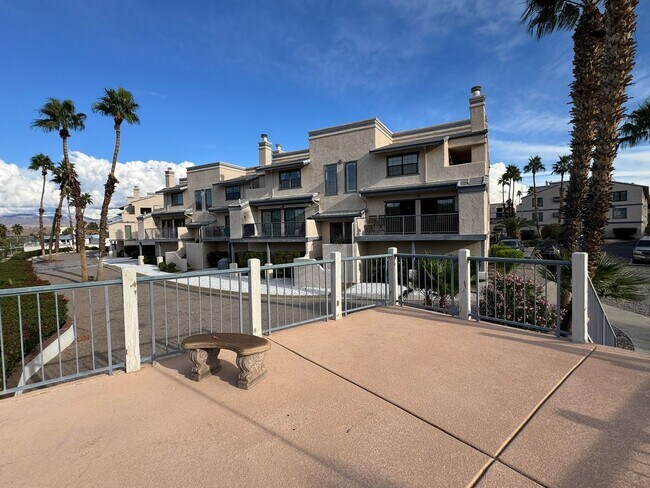 Building Photo - Riverfront 2BR Condo Great Views, Luxury Furnished incl UTILITIES