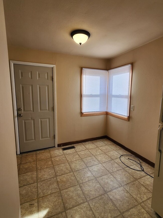 Building Photo - ~Applications Pending~ * SPRING 3-2-1 RENT SPECIAL * Quaint 1 bedroom home for rent