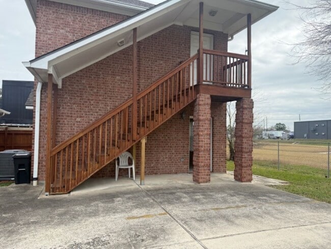 Building Photo - 702 Staitti St