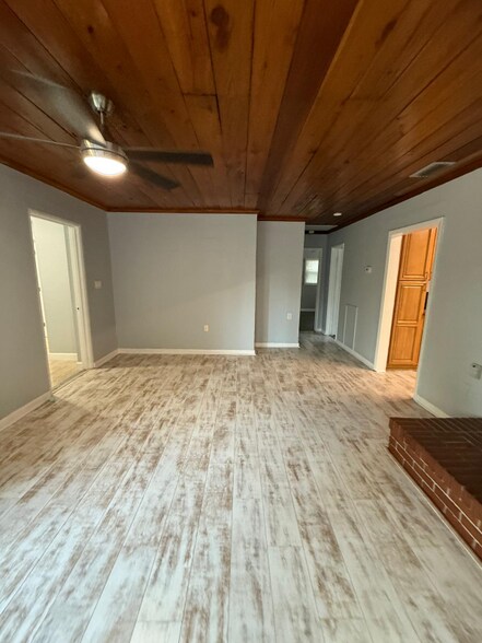 Building Photo - 320 E Oak St