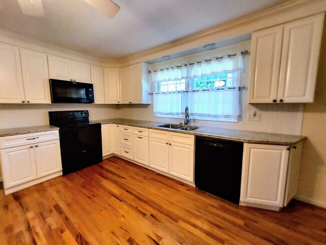 Building Photo - 3 Bedroom Brick Home