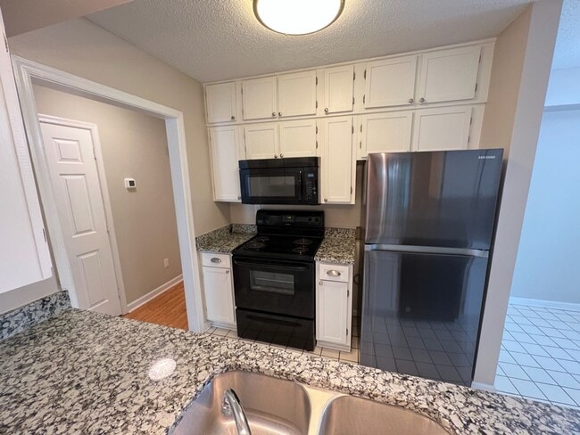 Building Photo - Adorable 3 Bedroom Townhouse w/ 1st Floor ...