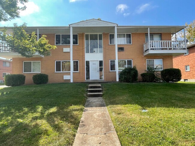 Building Photo - 9910 Broadmoor Dr