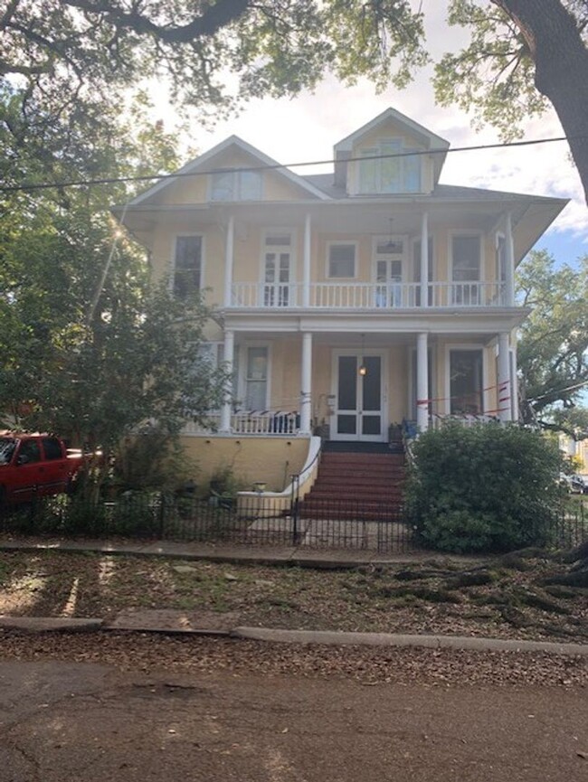 Building Photo - Cute upper apt. with high ceilings and woo...