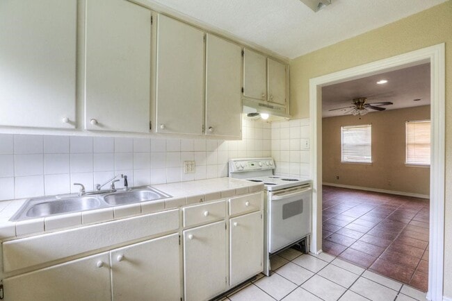 Building Photo - 9421 Sierra Dr