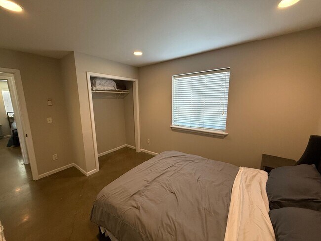 Building Photo - Nowells Subdivision Town Homes - Fully Furnished and Utilities Included