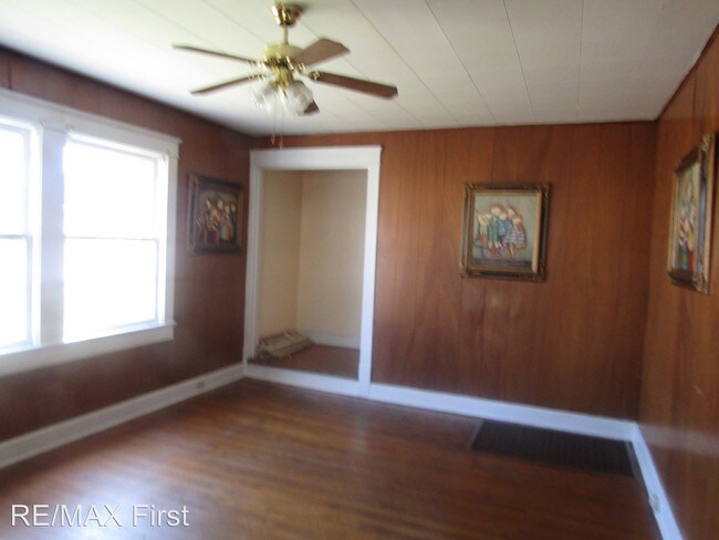 Building Photo - 2 br, 1 bath House - 303 N. Houston St.