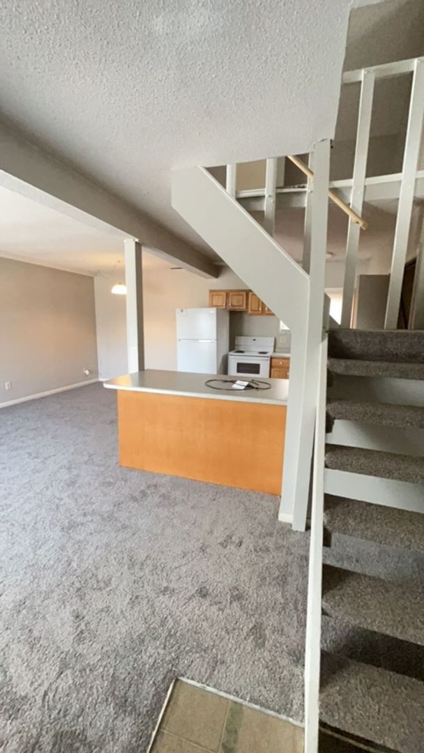 Building Photo - Close to Campus