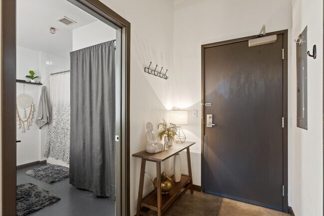 Building Photo - **FURNISHED** Streetcar Lofts studio w/parking/storage/Juliette balcony/fitness center/courtyard ...