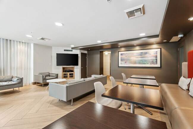 Building Photo - Modern 2-Bedroom Condo with Premium Amenities in Downtown San Diego