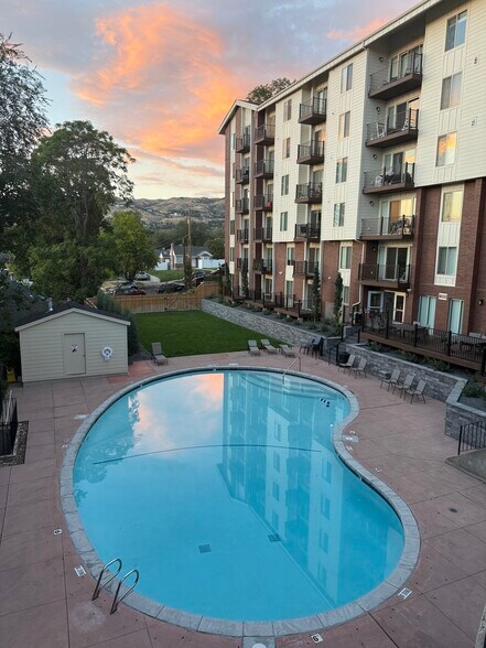 Building Photo - 1044 E 400 S