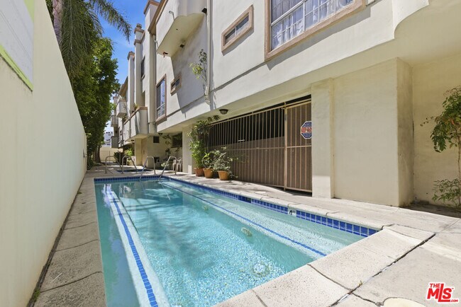 Building Photo - 11110 Camarillo St