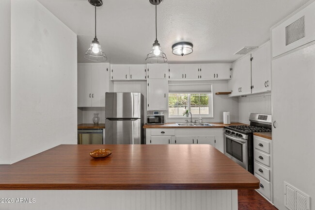 Building Photo - 209 Sylvan Rd