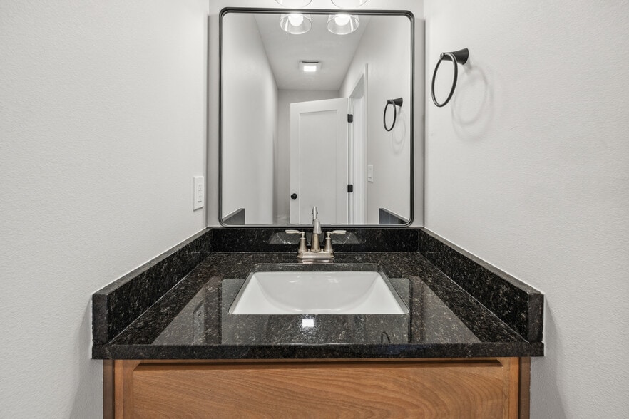 Building Photo - 104 E Madison Dr