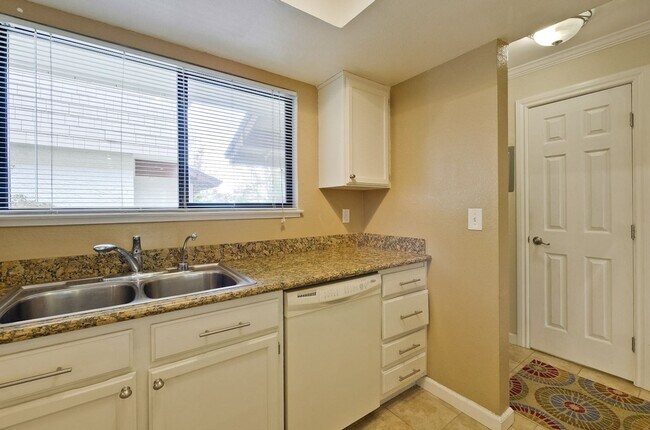 Building Photo - Popular Woodside Commons at Its Finest.