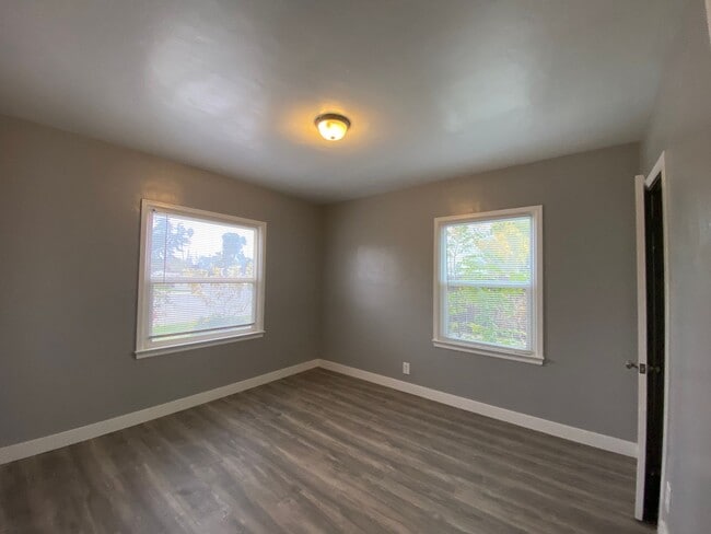 Building Photo - Follow the yellow brick to this Remodeled 2 BD 1 BA House in NE Bakersfield