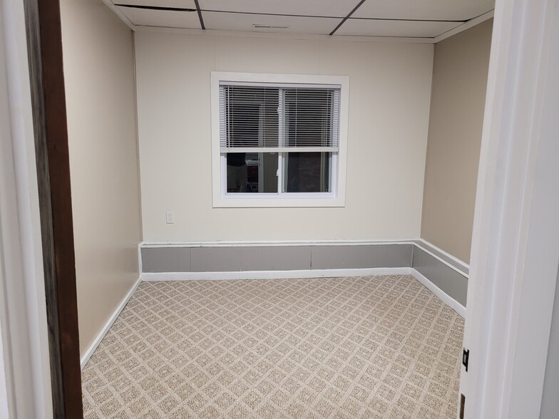 Building Photo - 931 S Fancher Ave