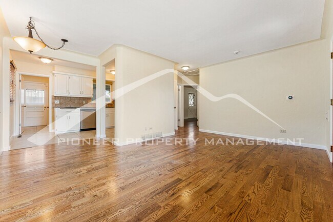 Building Photo - Charming Home with Central AC and Washer/Dryer