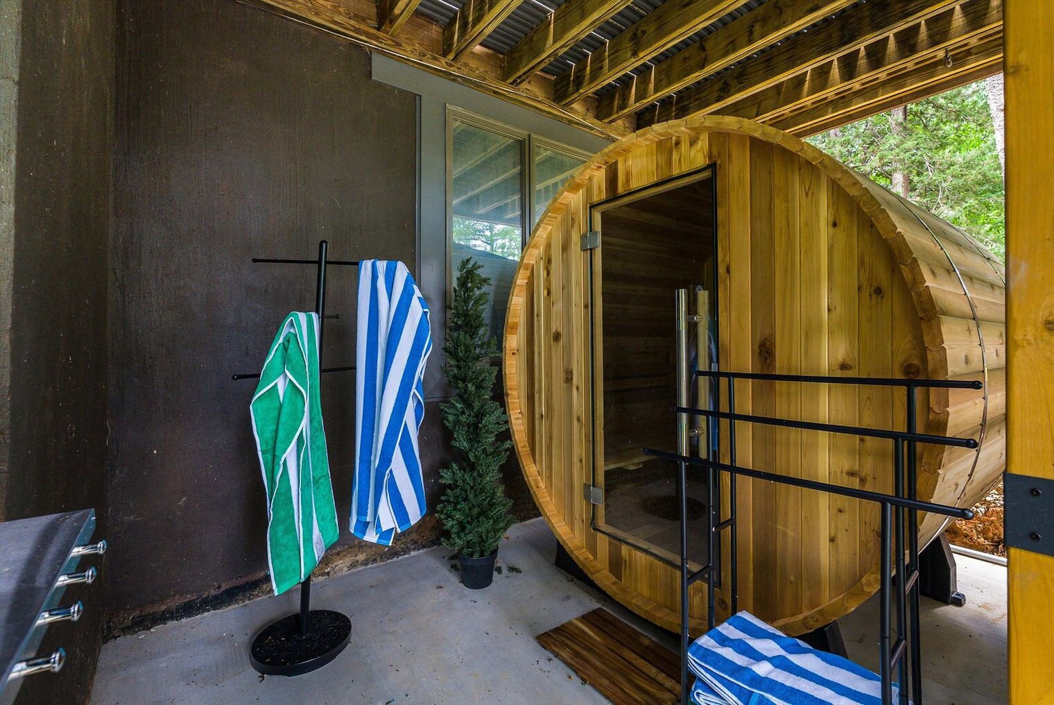 Building Photo - 2420 Hopkins Dr