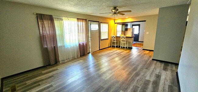 Building Photo - 3 Bedroom House Ontario Schools (no metro)