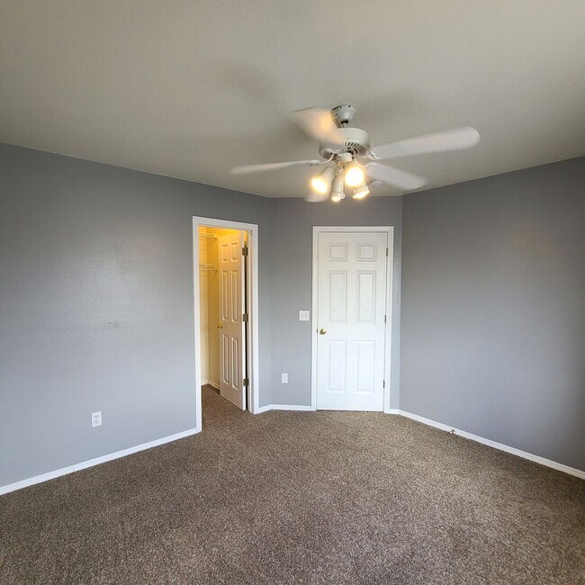 Building Photo - Beautiful home in Briargate Fairfax - D20 - ready to move in NOW!