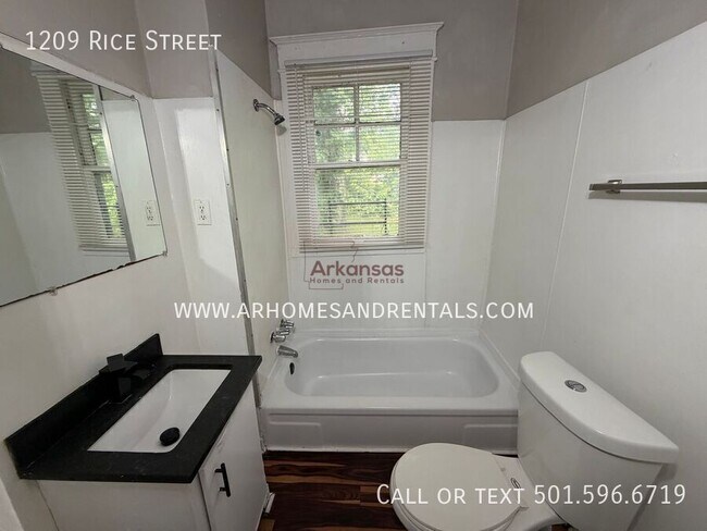 Building Photo - 1209 Rice St