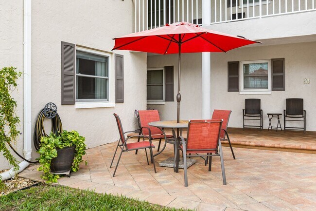 Building Photo - ** OLDE NAPLES ** 2 BED / 1 BATH - CONDO -...