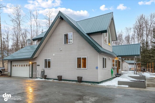 Building Photo - Well-Maintained, Chalet Style Home