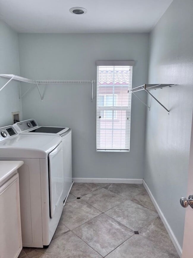 Building Photo - Redlands Home in Gated Community