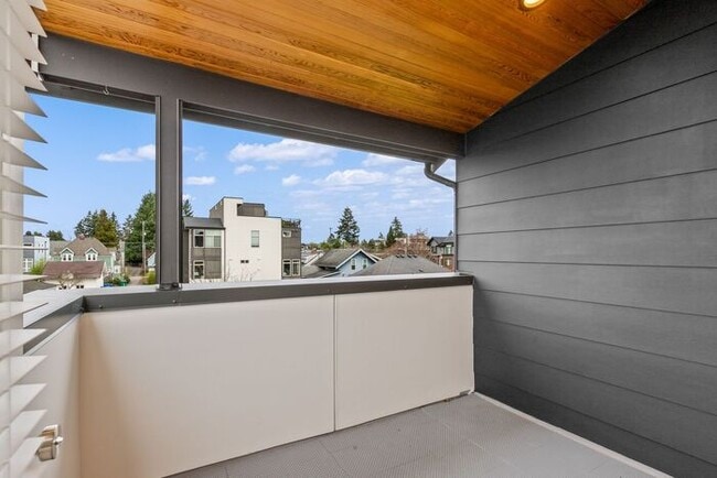 Building Photo - Stunning Modern Air-Conditioned Townhome in Coveted Whittier Heights