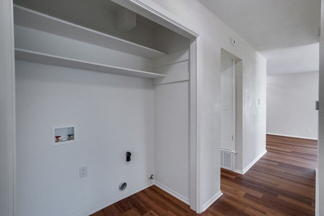 Building Photo - 2103 Pompton Dr